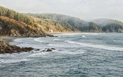 Побережье Сахалина с каменистым берегом, морем и лесистыми сопками